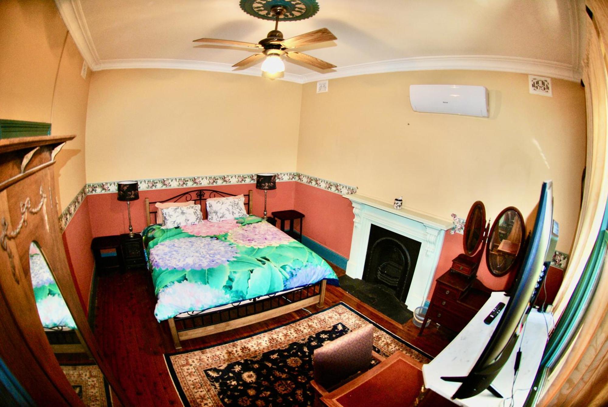 Historic Star And Station Masters House * Narrandera