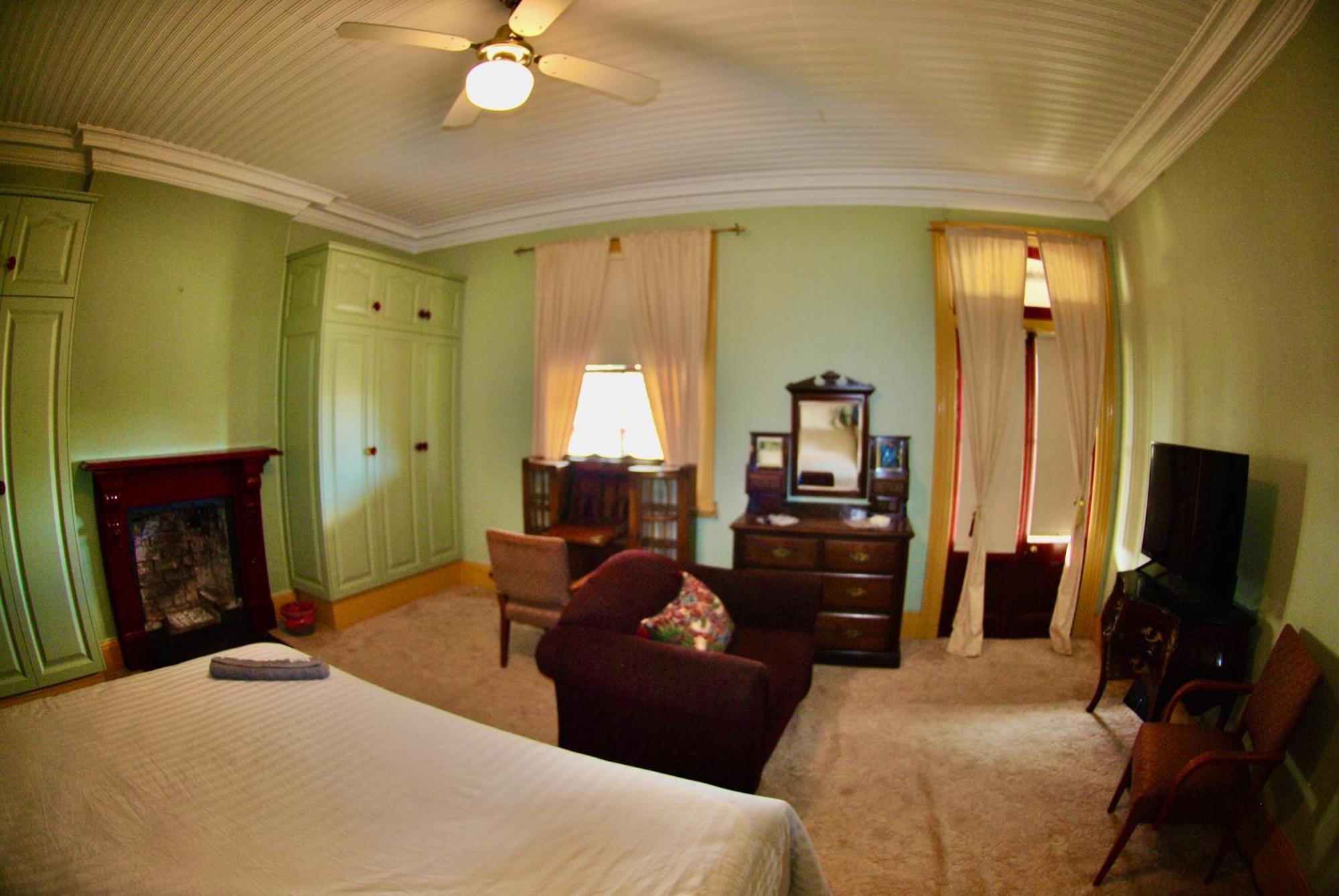Hotel Historic Star And Station Masters House *